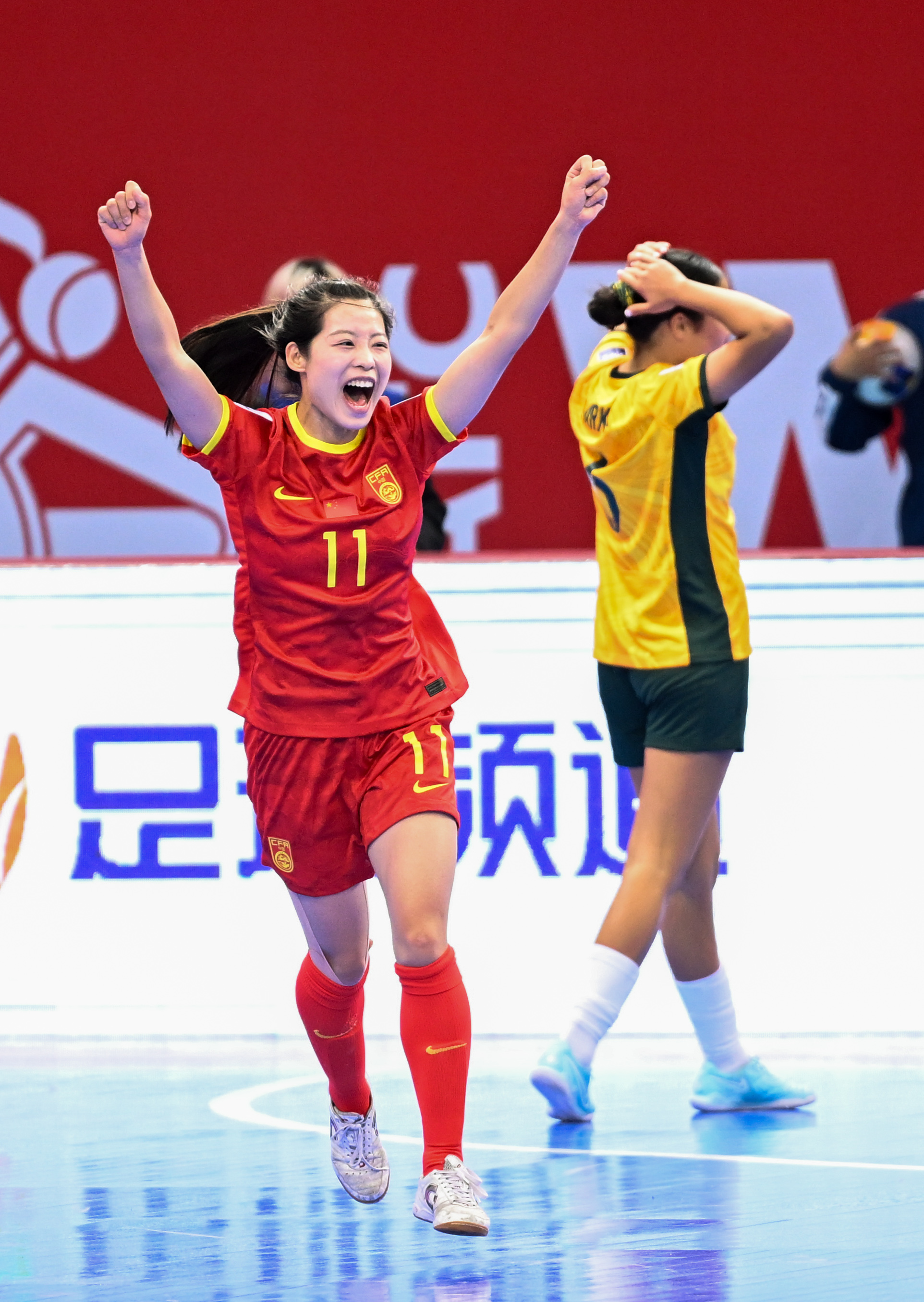 女子足球赛事中，一支实力强大的球队称霸